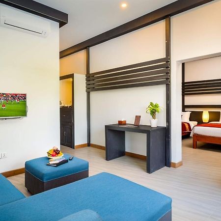 รีวีล อังกอร์ โฮเต็ล Hotel เสียมราฐ ภายนอก รูปภาพ