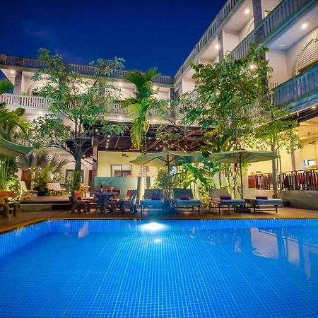 รีวีล อังกอร์ โฮเต็ล Hotel เสียมราฐ ภายนอก รูปภาพ