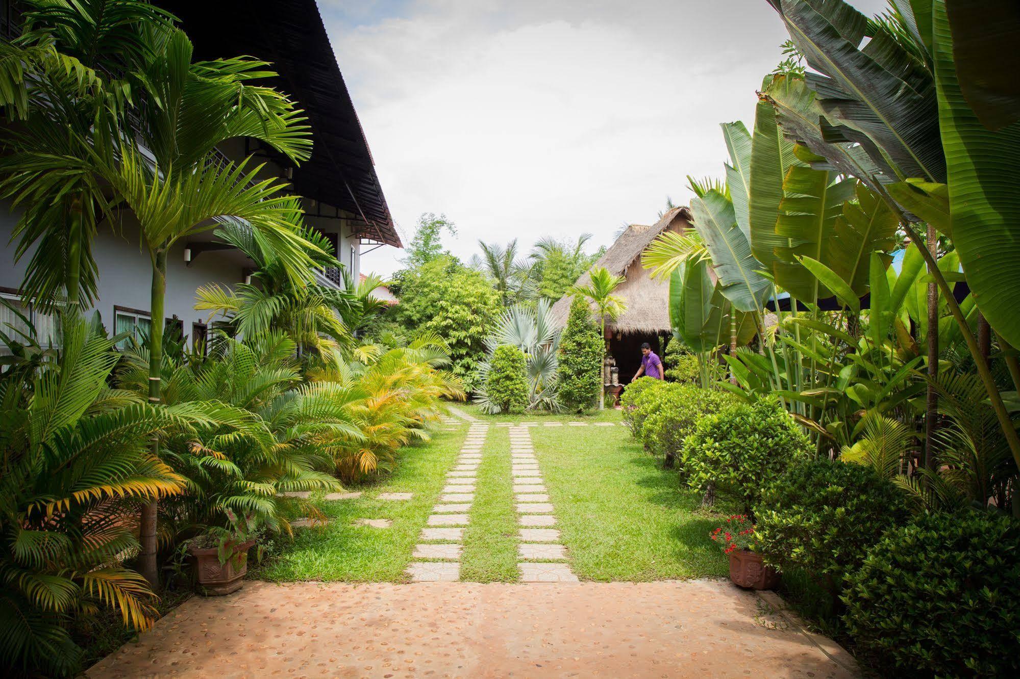 รีวีล อังกอร์ โฮเต็ล Hotel เสียมราฐ ภายนอก รูปภาพ
