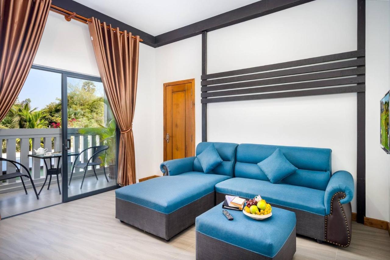 รีวีล อังกอร์ โฮเต็ล Hotel เสียมราฐ ภายนอก รูปภาพ