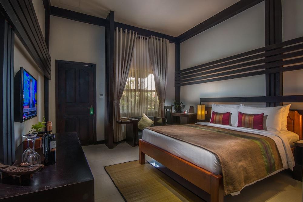 รีวีล อังกอร์ โฮเต็ล Hotel เสียมราฐ ภายนอก รูปภาพ