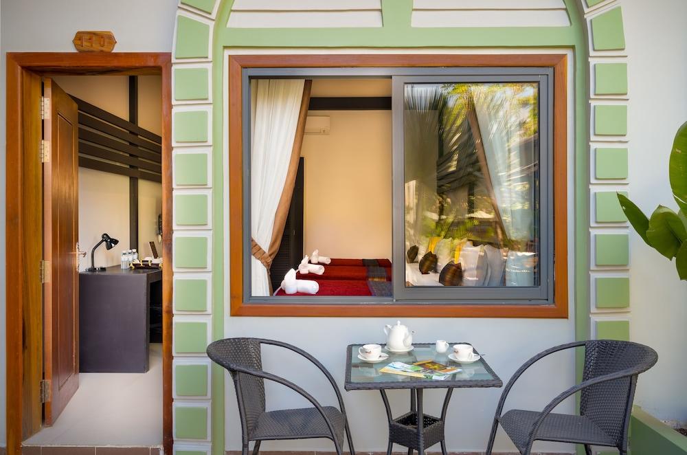 รีวีล อังกอร์ โฮเต็ล Hotel เสียมราฐ ภายนอก รูปภาพ