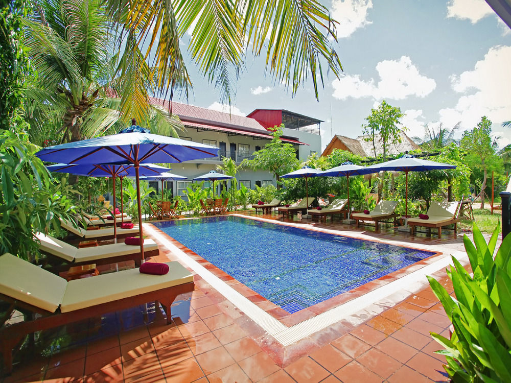 รีวีล อังกอร์ โฮเต็ล Hotel เสียมราฐ ภายนอก รูปภาพ