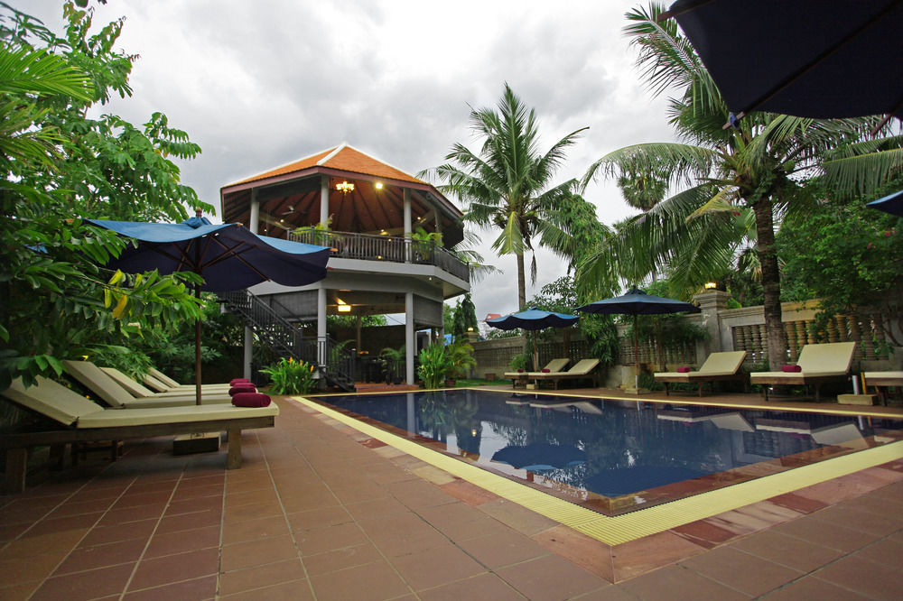 รีวีล อังกอร์ โฮเต็ล Hotel เสียมราฐ ภายนอก รูปภาพ