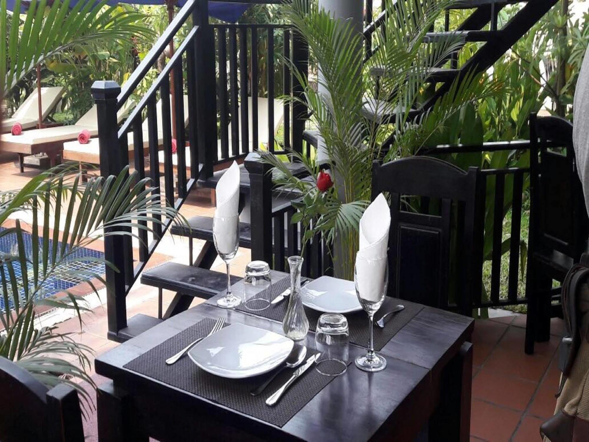 รีวีล อังกอร์ โฮเต็ล Hotel เสียมราฐ ภายนอก รูปภาพ