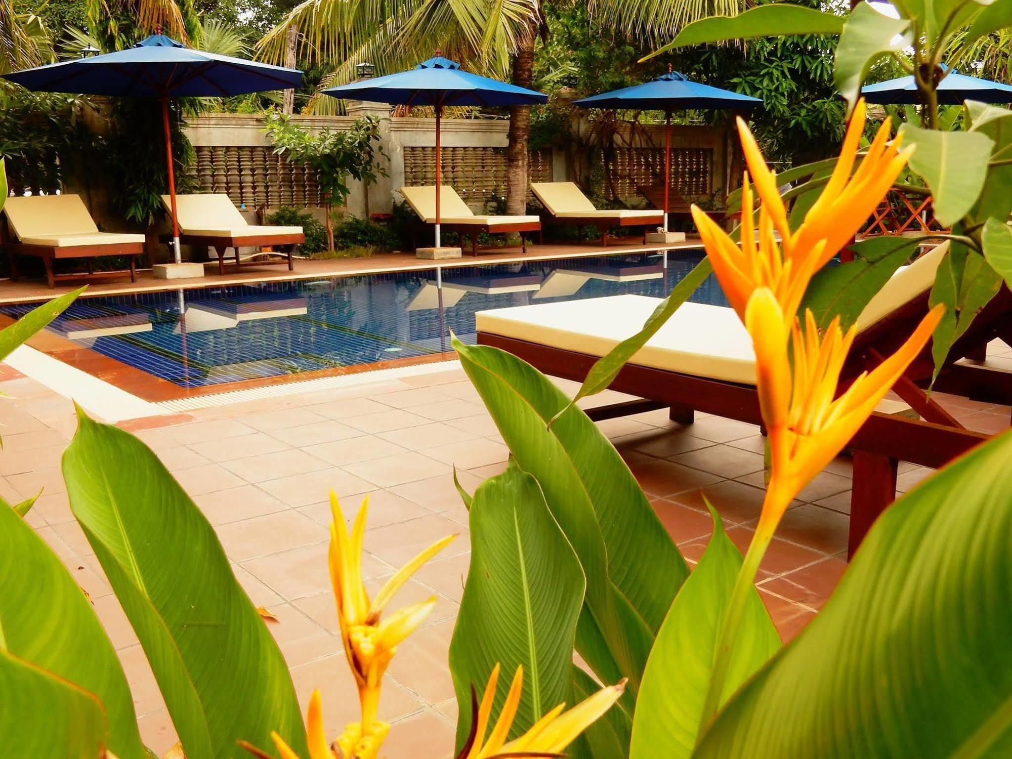 รีวีล อังกอร์ โฮเต็ล Hotel เสียมราฐ ภายนอก รูปภาพ