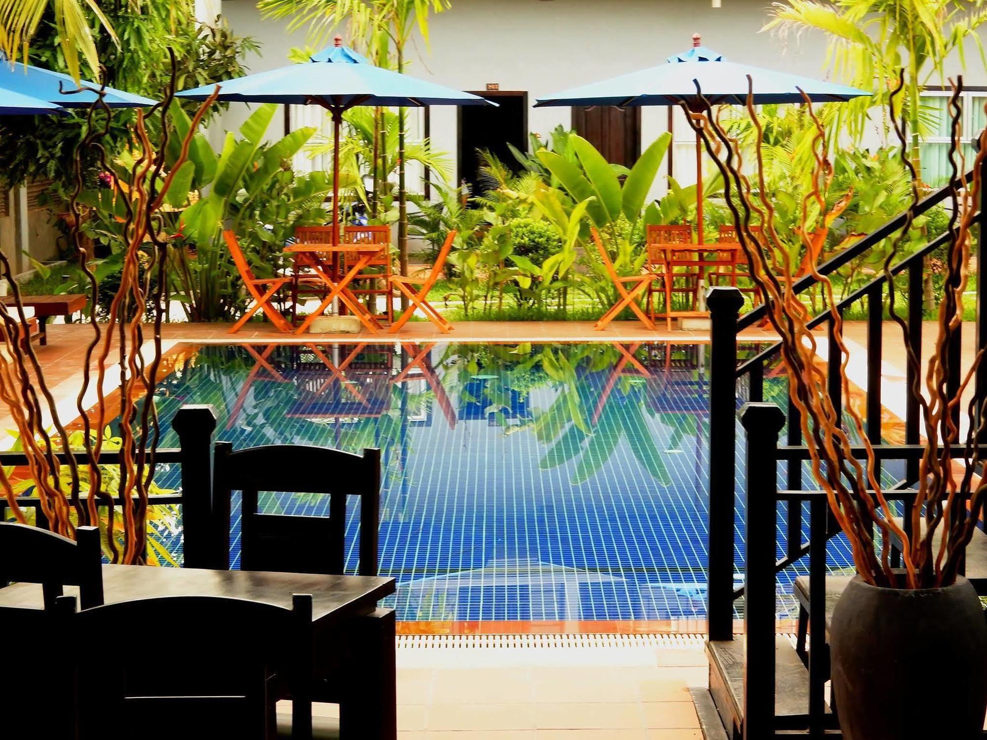รีวีล อังกอร์ โฮเต็ล Hotel เสียมราฐ ภายนอก รูปภาพ
