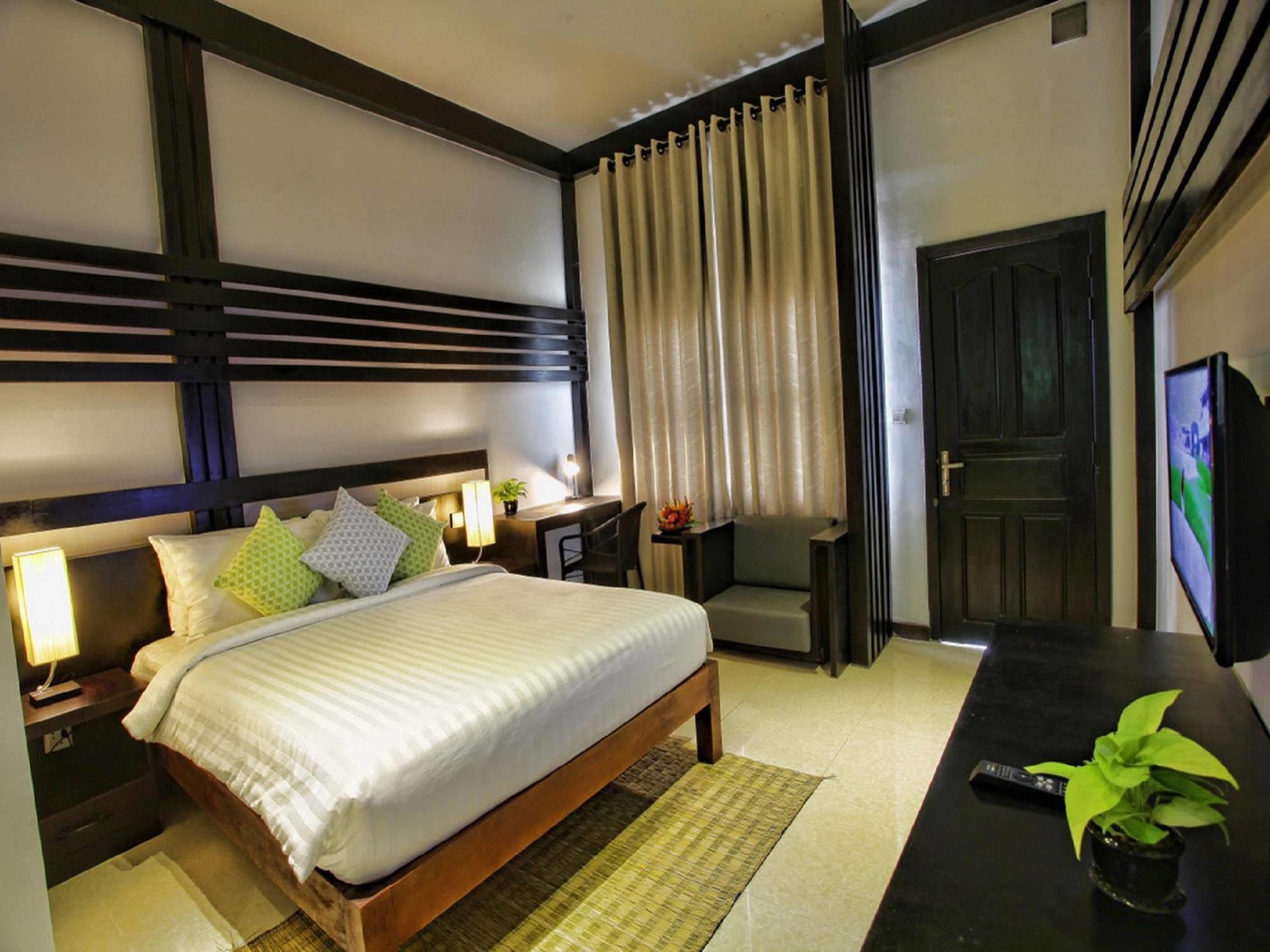 รีวีล อังกอร์ โฮเต็ล Hotel เสียมราฐ ภายนอก รูปภาพ