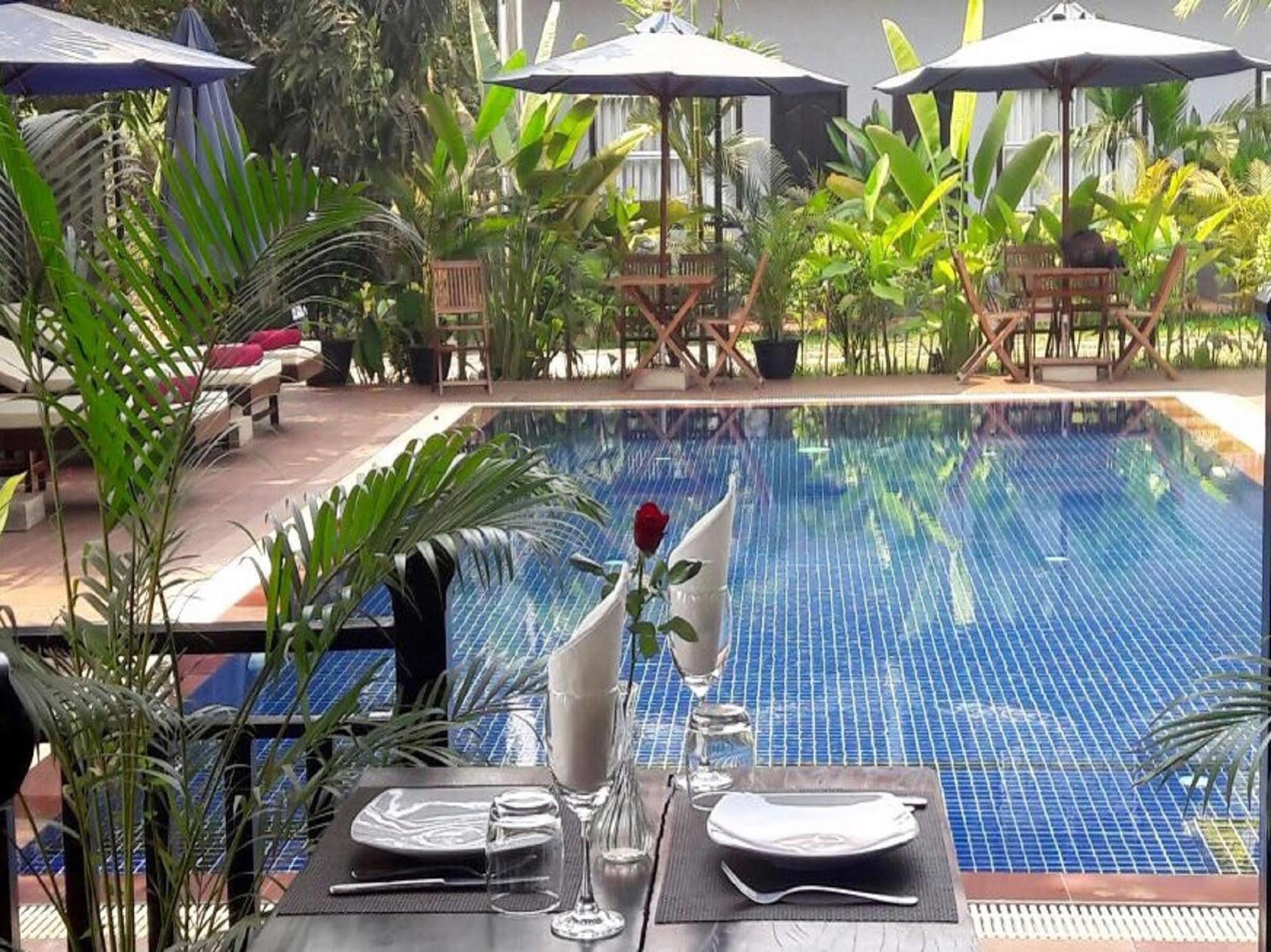 รีวีล อังกอร์ โฮเต็ล Hotel เสียมราฐ ภายนอก รูปภาพ