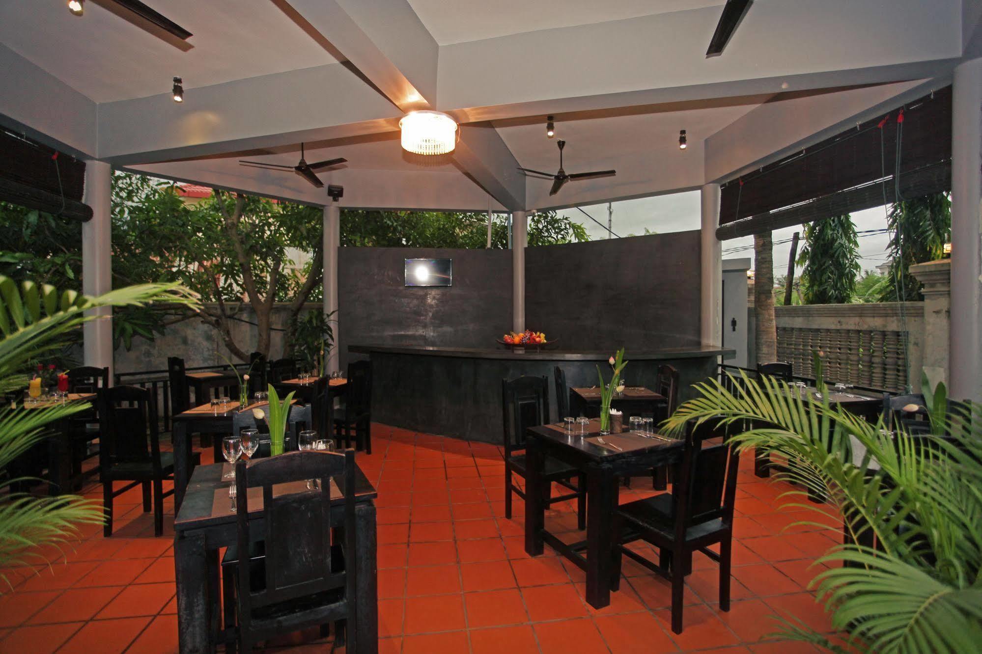 รีวีล อังกอร์ โฮเต็ล Hotel เสียมราฐ ภายนอก รูปภาพ