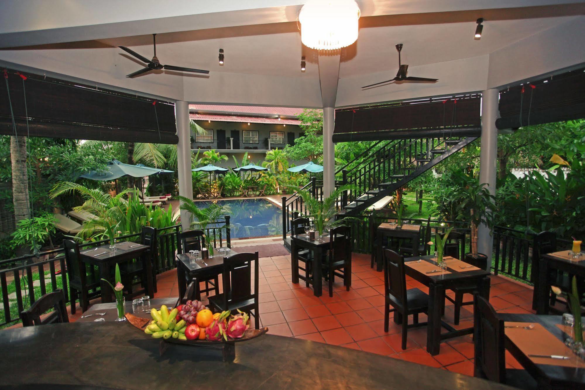 รีวีล อังกอร์ โฮเต็ล Hotel เสียมราฐ ภายนอก รูปภาพ