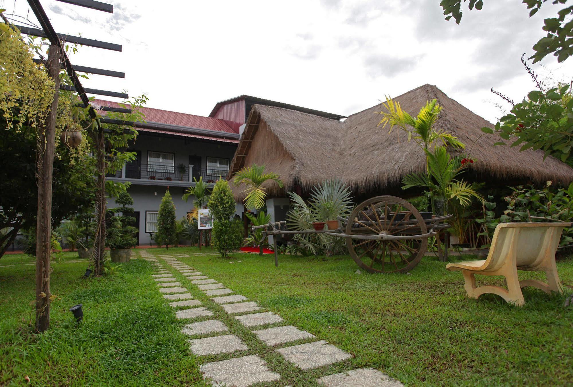 รีวีล อังกอร์ โฮเต็ล Hotel เสียมราฐ ภายนอก รูปภาพ
