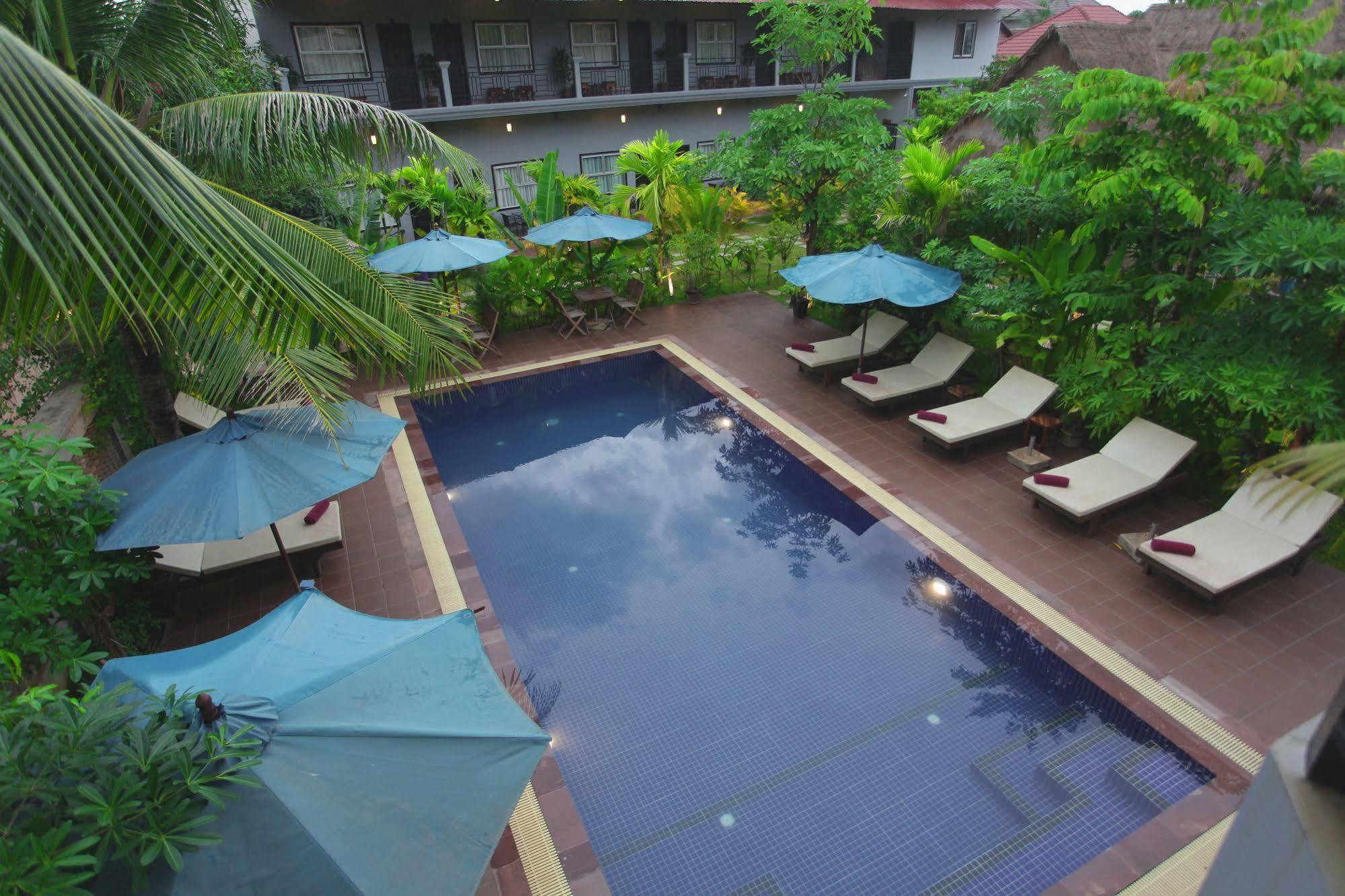 รีวีล อังกอร์ โฮเต็ล Hotel เสียมราฐ ภายนอก รูปภาพ