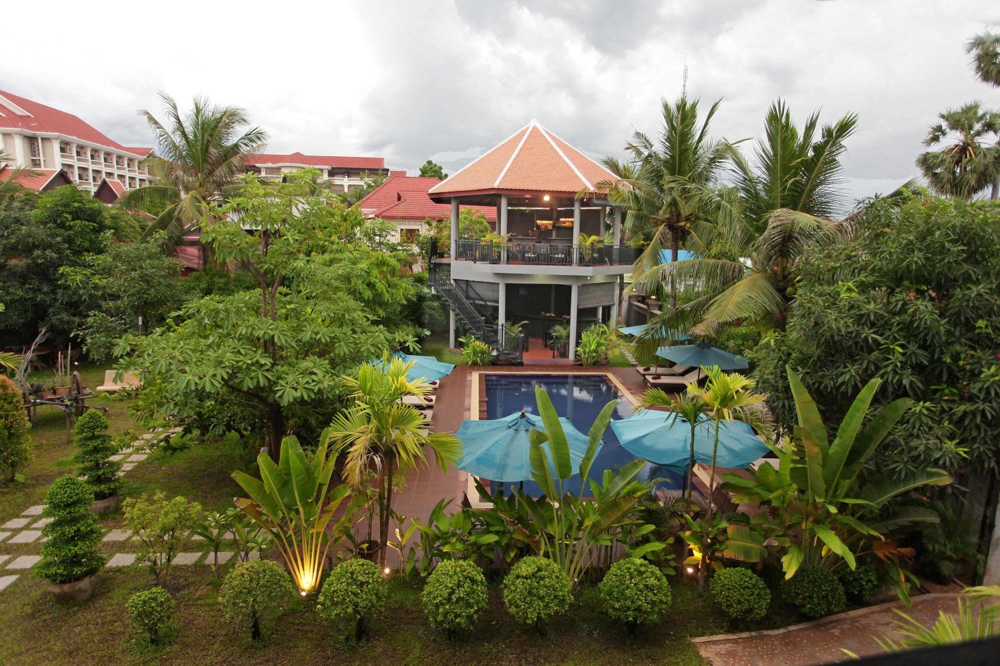 รีวีล อังกอร์ โฮเต็ล Hotel เสียมราฐ ภายนอก รูปภาพ