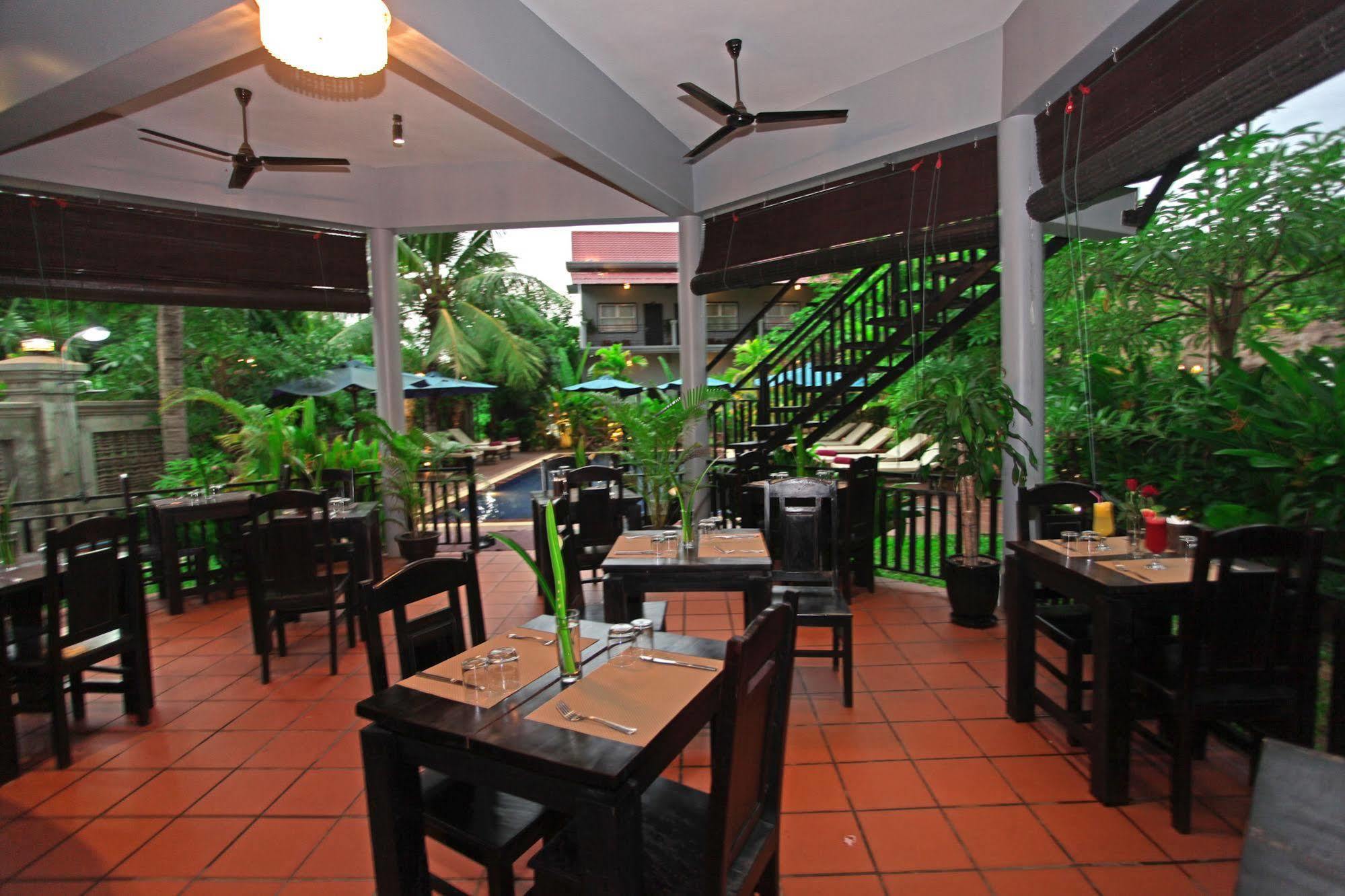 รีวีล อังกอร์ โฮเต็ล Hotel เสียมราฐ ภายนอก รูปภาพ