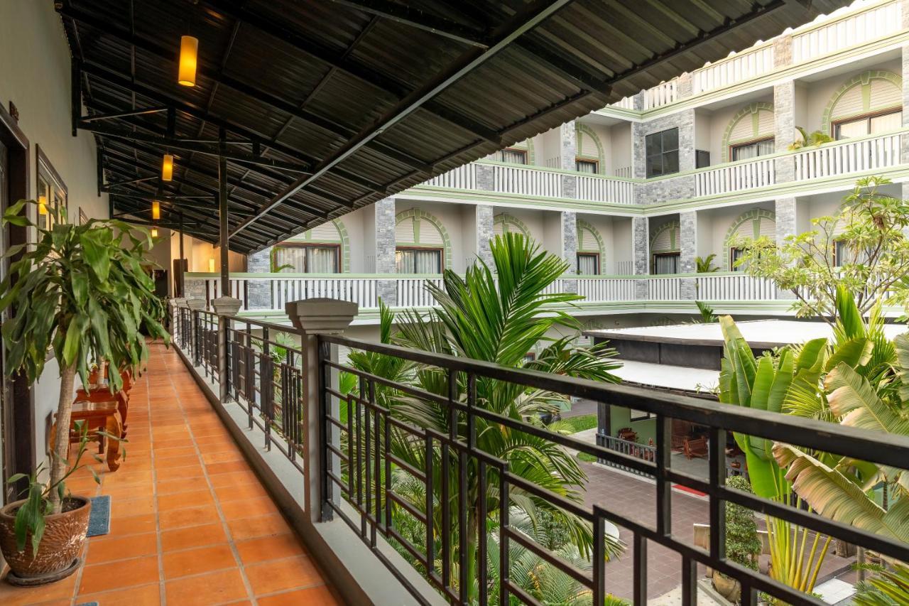 รีวีล อังกอร์ โฮเต็ล Hotel เสียมราฐ ภายนอก รูปภาพ
