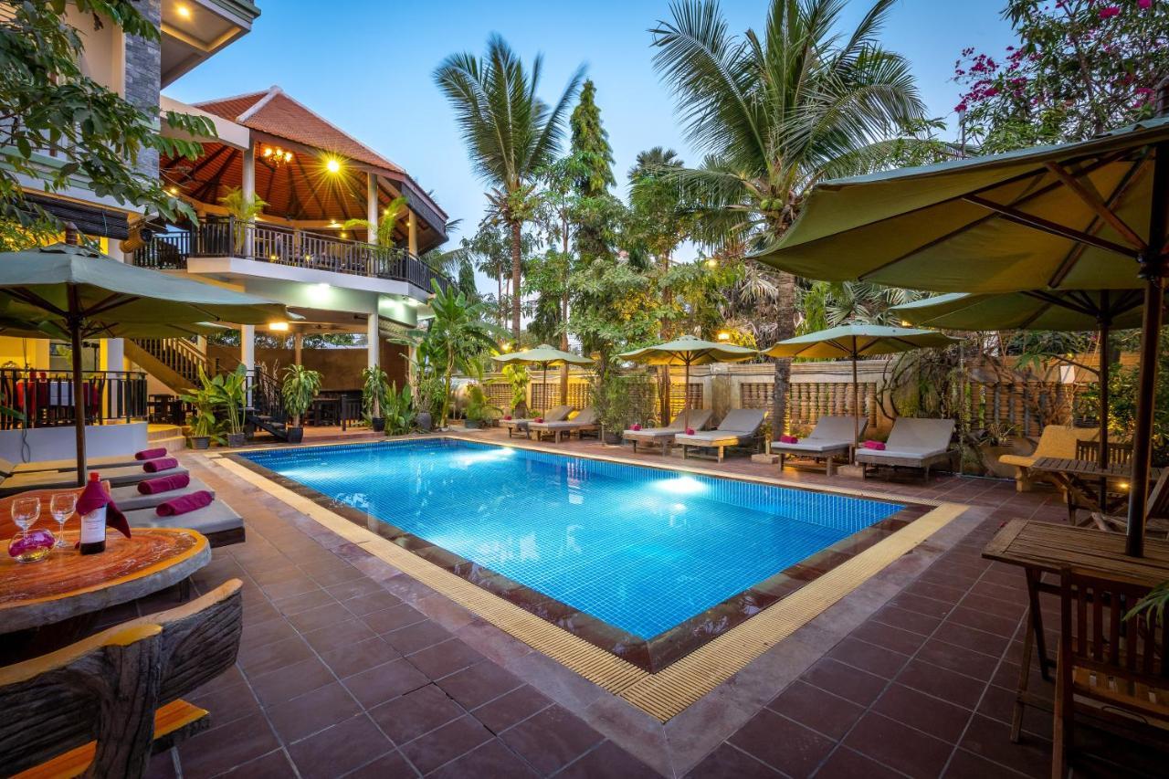 รีวีล อังกอร์ โฮเต็ล Hotel เสียมราฐ ภายนอก รูปภาพ