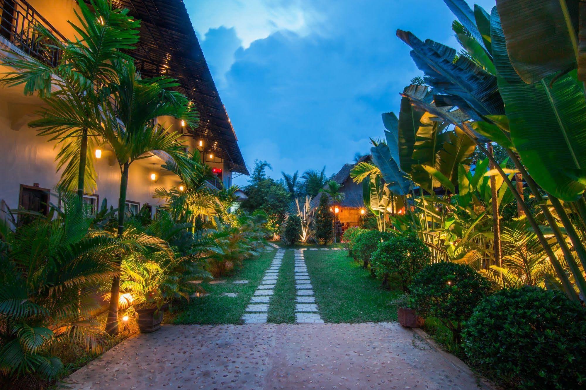 รีวีล อังกอร์ โฮเต็ล Hotel เสียมราฐ ภายนอก รูปภาพ