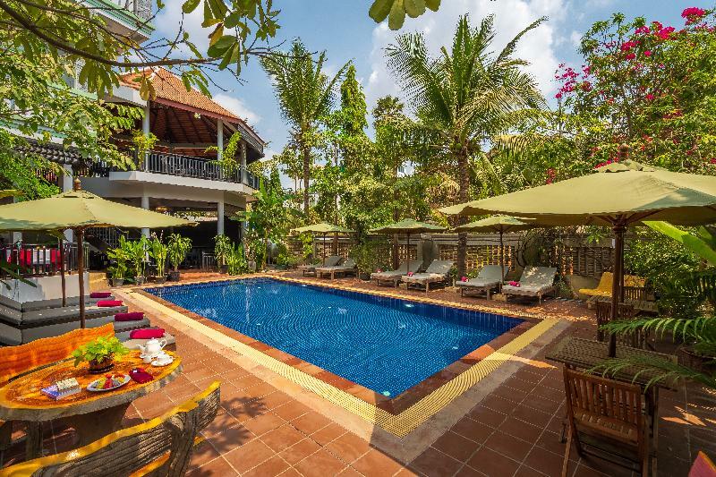 รีวีล อังกอร์ โฮเต็ล Hotel เสียมราฐ ภายนอก รูปภาพ