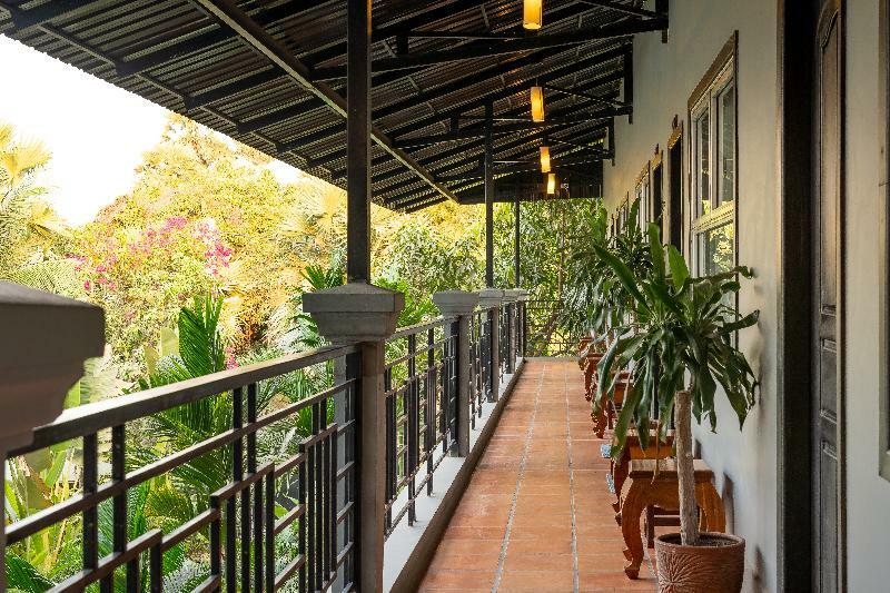 รีวีล อังกอร์ โฮเต็ล Hotel เสียมราฐ ภายนอก รูปภาพ
